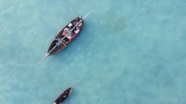 Zanzibar, Tanzanya kıyısı yakınlarındaki okyanusta dikey video tekneleri.