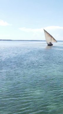 Zanzibar, Tanzanya kıyısı yakınlarındaki okyanusta dikey video tekneleri.