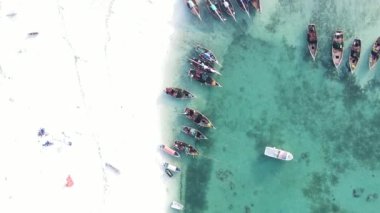 Zanzibar, Tanzanya kıyısı yakınlarındaki okyanusta dikey video tekneleri.