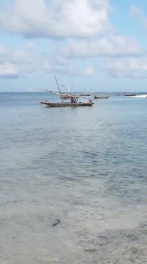 Zanzibar, Tanzanya kıyısı yakınlarındaki okyanusta dikey video tekneleri.