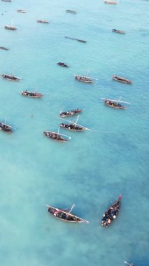 Zanzibar, Tanzanya kıyısı yakınlarındaki okyanusta dikey video tekneleri.