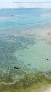 Zanzibar, Tanzanya kıyısı yakınlarındaki okyanusta dikey video tekneleri.