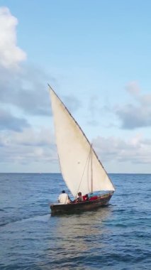 Zanzibar, Tanzanya kıyısı yakınlarındaki okyanusta dikey video tekneleri.