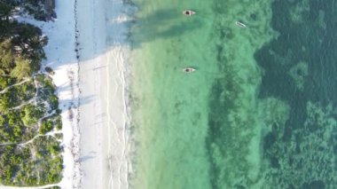 Zanzibar, Tanzanya kıyısı yakınlarındaki okyanusta dikey video tekneleri.