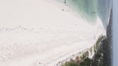 Zanzibar, Tanzanya kıyısı yakınlarındaki okyanusta dikey video tekneleri.