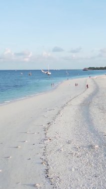 Zanzibar, Tanzanya kıyısı yakınlarındaki okyanusta dikey video tekneleri.