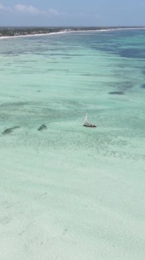 Zanzibar, Tanzanya kıyısı yakınlarındaki okyanusta dikey video tekneleri.