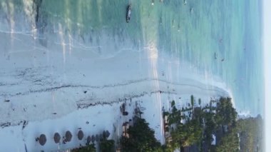 Zanzibar, Tanzanya kıyısı yakınlarındaki okyanusta dikey video tekneleri.