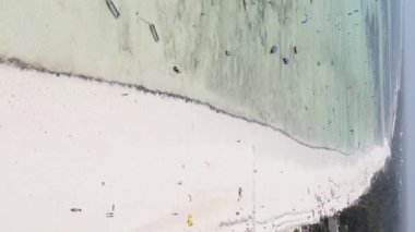 Zanzibar, Tanzanya kıyısı yakınlarındaki okyanusta dikey video tekneleri.