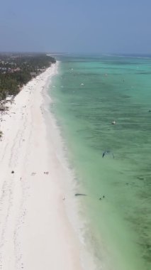 Zanzibar, Tanzanya kıyısı yakınlarındaki okyanusta dikey video tekneleri.