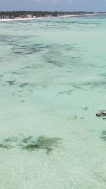 Zanzibar, Tanzanya kıyısı yakınlarındaki okyanusta dikey video tekneleri.