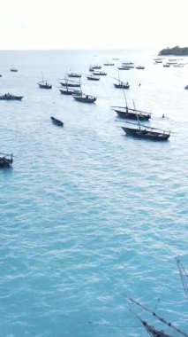 Zanzibar, Tanzanya kıyısı yakınlarındaki okyanusta dikey video tekneleri.
