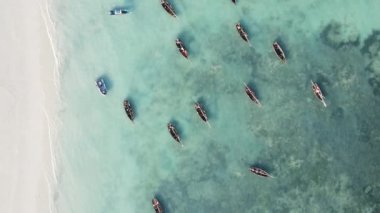 Zanzibar, Tanzanya kıyısı yakınlarındaki okyanusta dikey video tekneleri.