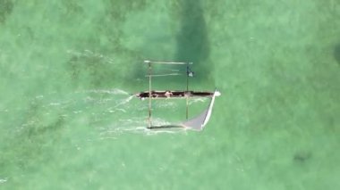 Zanzibar, Tanzanya kıyısı yakınlarındaki okyanusta dikey video tekneleri.