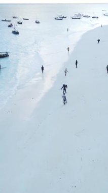 Zanzibar, Tanzanya kıyısı yakınlarındaki okyanusta dikey video tekneleri.