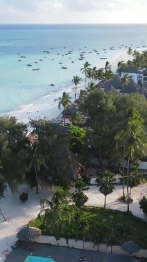Zanzibar, Tanzanya kıyısı yakınlarındaki okyanusta dikey video tekneleri.