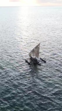 Zanzibar, Tanzanya kıyısı yakınlarındaki okyanusta dikey video tekneleri.