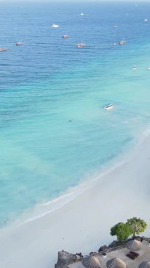 Zanzibar, Tanzanya kıyısı yakınlarındaki okyanusta dikey video tekneleri.