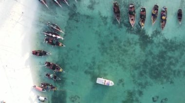 Zanzibar, Tanzanya kıyısı yakınlarındaki okyanusta dikey video tekneleri.