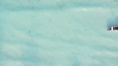 Zanzibar, Tanzanya kıyısı yakınlarındaki okyanusta dikey video tekneleri.