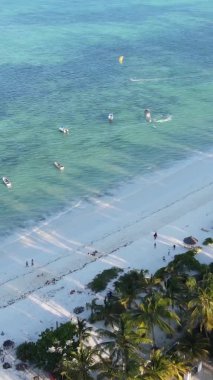 Zanzibar, Tanzanya kıyısı yakınlarındaki okyanusta dikey video tekneleri.