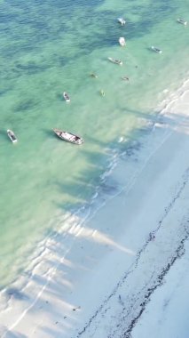 Zanzibar, Tanzanya kıyısı yakınlarındaki okyanusta dikey video tekneleri.