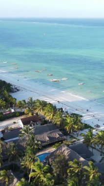 Zanzibar, Tanzanya kıyısı yakınlarındaki okyanusta dikey video tekneleri.
