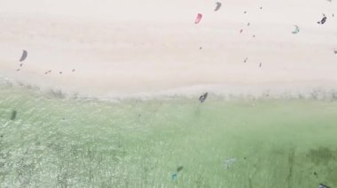 Zanzibar, Tanzanya kıyısı yakınlarındaki okyanusta dikey video tekneleri.