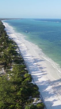 Zanzibar, Tanzanya kıyısı yakınlarındaki okyanusta dikey video tekneleri.