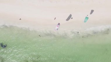 Zanzibar, Tanzanya kıyısı yakınlarındaki okyanusta dikey video tekneleri.