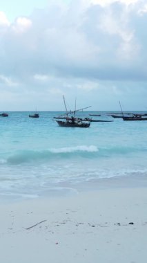 Zanzibar, Tanzanya kıyısı yakınlarındaki okyanusta dikey video tekneleri.
