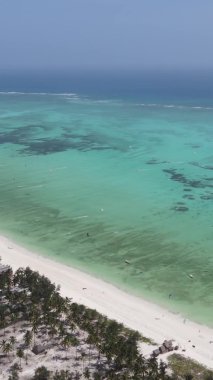 Zanzibar, Tanzanya kıyısı yakınlarındaki okyanusta dikey video tekneleri.