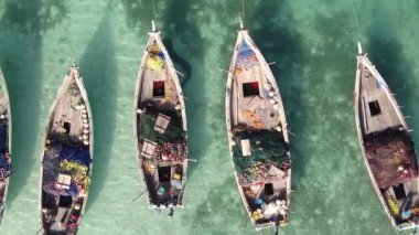 Zanzibar, Tanzanya kıyısı yakınlarındaki okyanusta dikey video tekneleri.