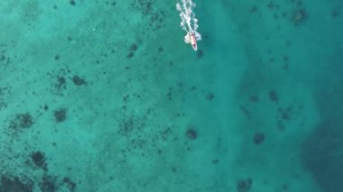 Zanzibar, Tanzanya kıyısı yakınlarındaki okyanusta dikey video tekneleri.