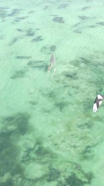 Zanzibar, Tanzanya kıyısı yakınlarındaki okyanusta dikey video tekneleri.