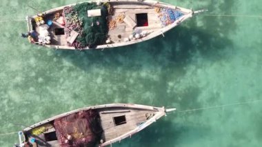 Zanzibar, Tanzanya kıyısı yakınlarındaki okyanusta dikey video tekneleri.