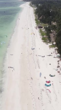 Zanzibar, Tanzanya kıyısı yakınlarındaki okyanusta dikey video tekneleri.
