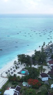 Zanzibar, Tanzanya kıyısı yakınlarındaki okyanusta dikey video tekneleri.