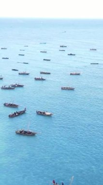 Zanzibar, Tanzanya kıyısı yakınlarındaki okyanusta dikey video tekneleri.