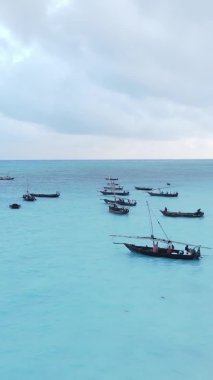 Zanzibar, Tanzanya kıyısı yakınlarındaki okyanusta dikey video tekneleri.