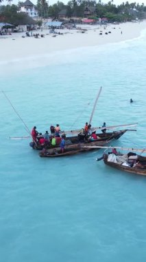 Zanzibar, Tanzanya kıyısı yakınlarındaki okyanusta dikey video tekneleri.