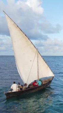 Zanzibar, Tanzanya kıyısı yakınlarındaki okyanusta dikey video tekneleri.