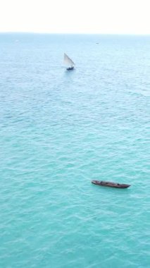 Zanzibar, Tanzanya kıyısı yakınlarındaki okyanusta dikey video tekneleri.