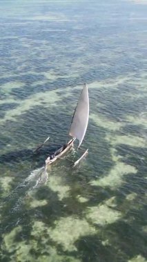 Zanzibar, Tanzanya kıyısı yakınlarındaki okyanusta dikey video tekneleri.