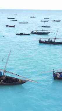 Zanzibar, Tanzanya kıyısı yakınlarındaki okyanusta dikey video tekneleri.