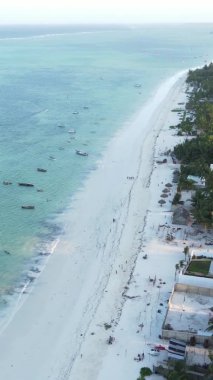 Zanzibar, Tanzanya kıyısı yakınlarındaki okyanusta dikey video tekneleri.