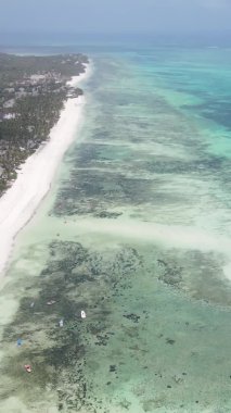 Zanzibar, Tanzanya kıyısı yakınlarındaki okyanusta dikey video tekneleri.
