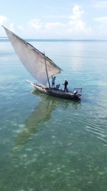 Zanzibar, Tanzanya kıyısı yakınlarındaki okyanusta dikey video tekneleri.
