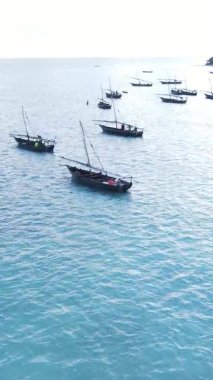 Zanzibar, Tanzanya kıyısı yakınlarındaki okyanusta dikey video tekneleri.