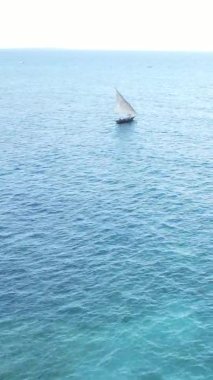 Zanzibar, Tanzanya kıyısı yakınlarındaki okyanusta dikey video tekneleri.